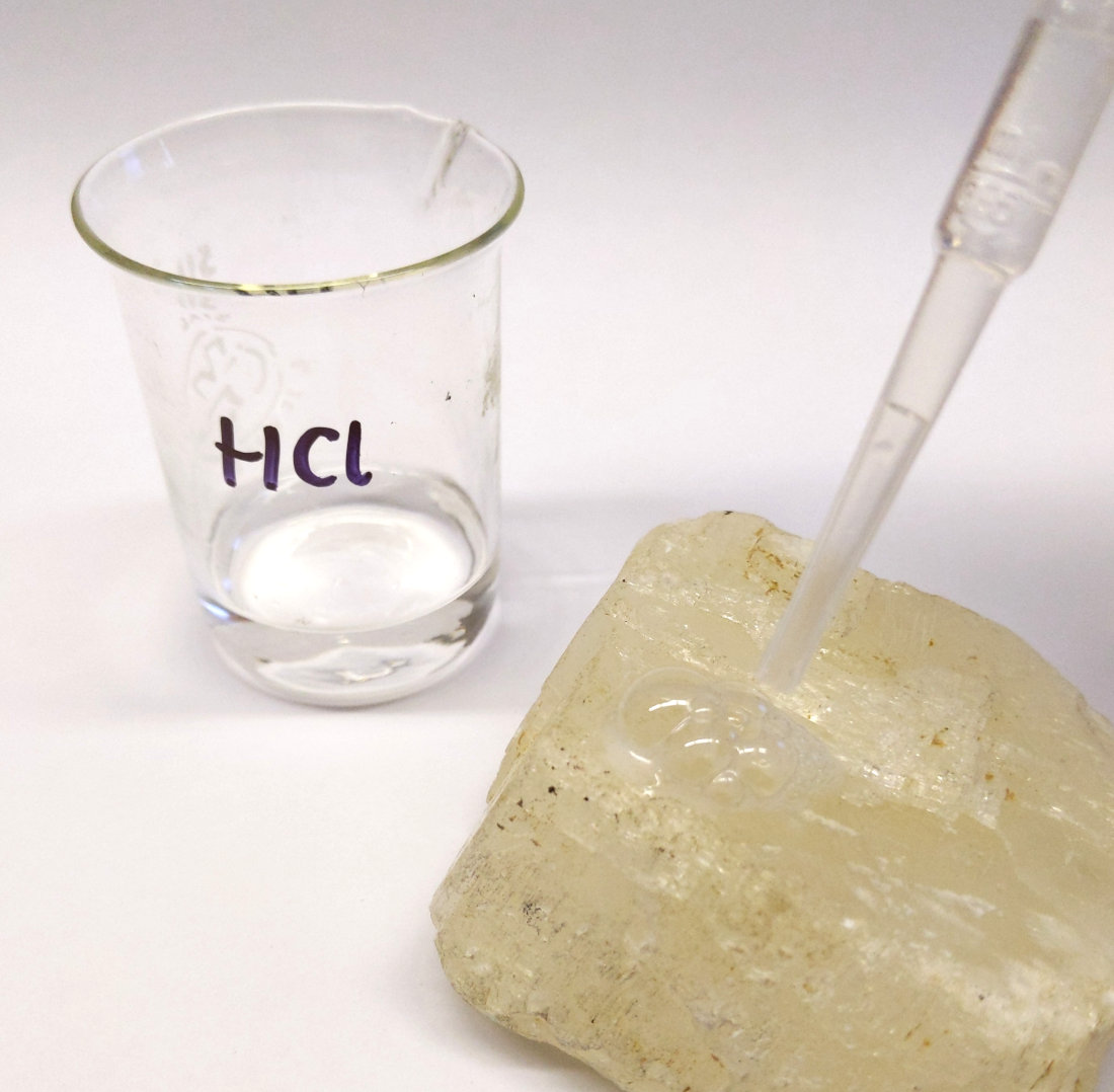 reakce kalcitu s HCl