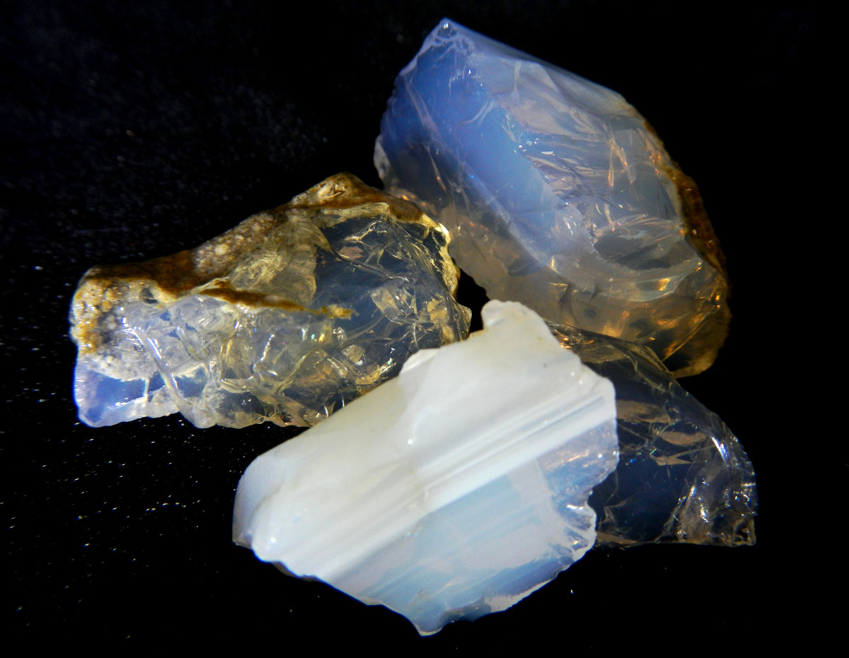 amorfní minerál (opál)